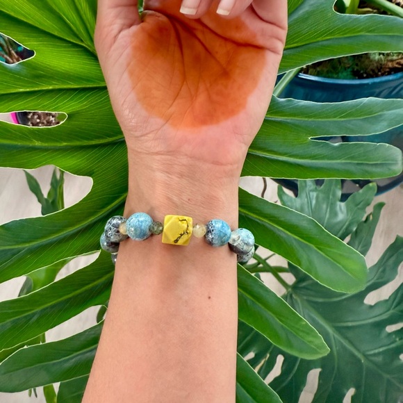 Howlite, Serpentine, Jasper & Prehnite Bracelet - Picture 4 of 6